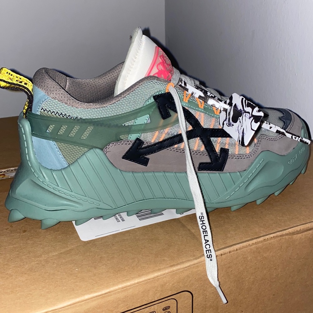 I’m selling a pair of Off-White sneakers never worn